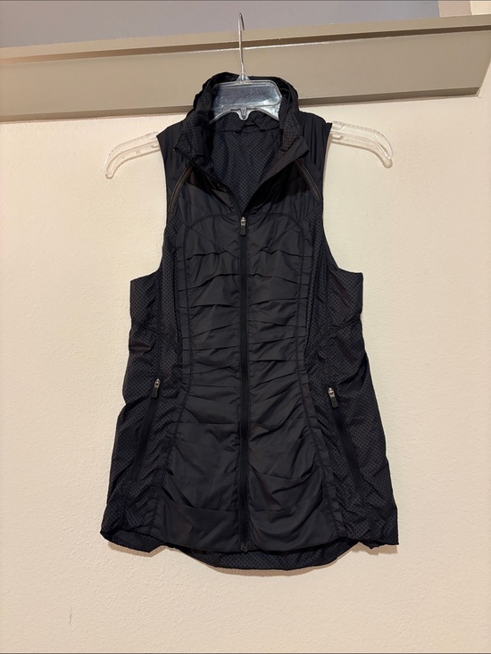 lululemon athletica Jackets & Blazers - Lululemon Black Vest SZ 2 EUC